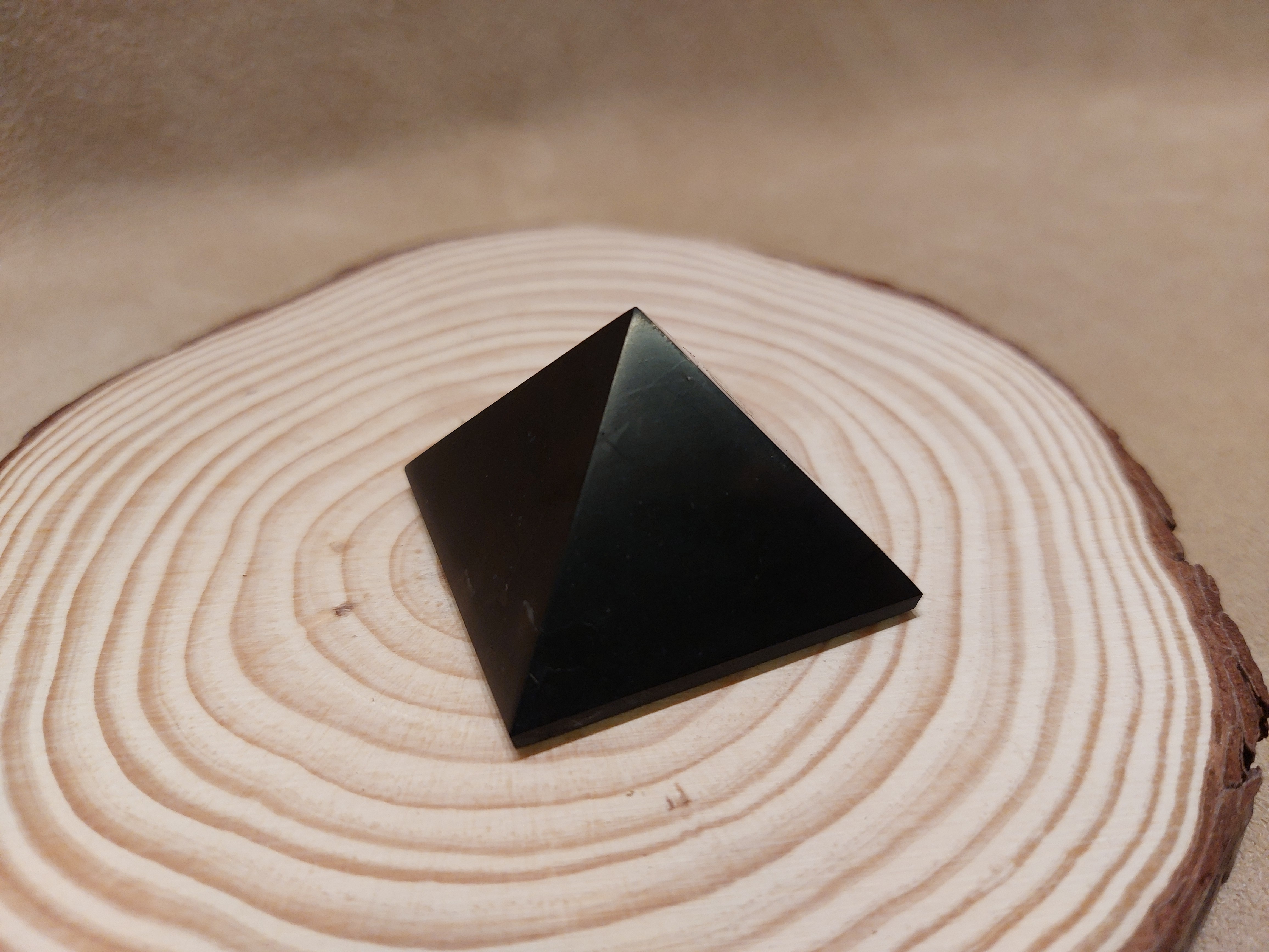 Shungit piramide 4 cm
