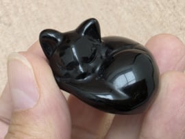 Zwarte obsidiaan slapende kat