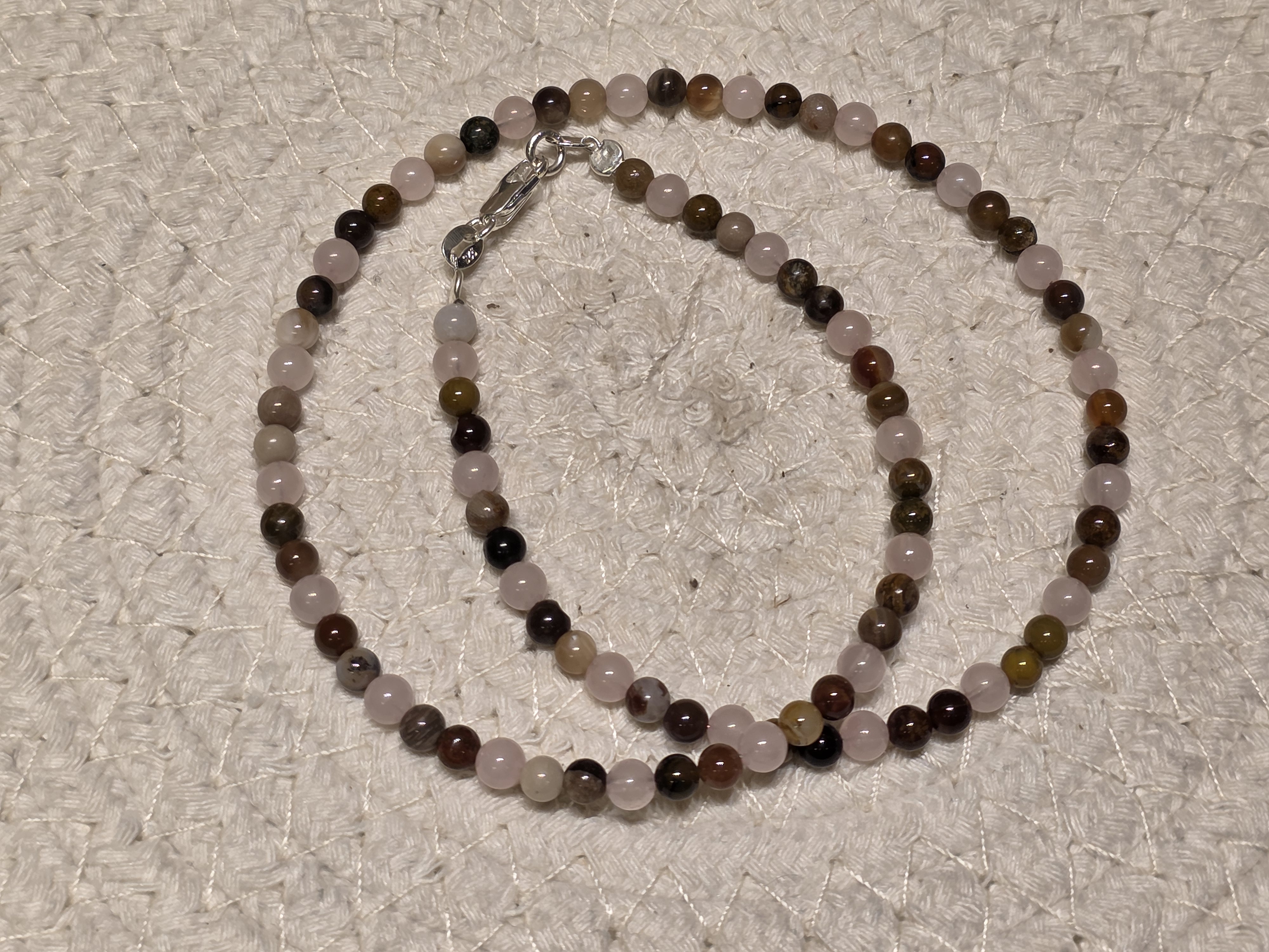 Versteend hout met rozenkwarts ketting