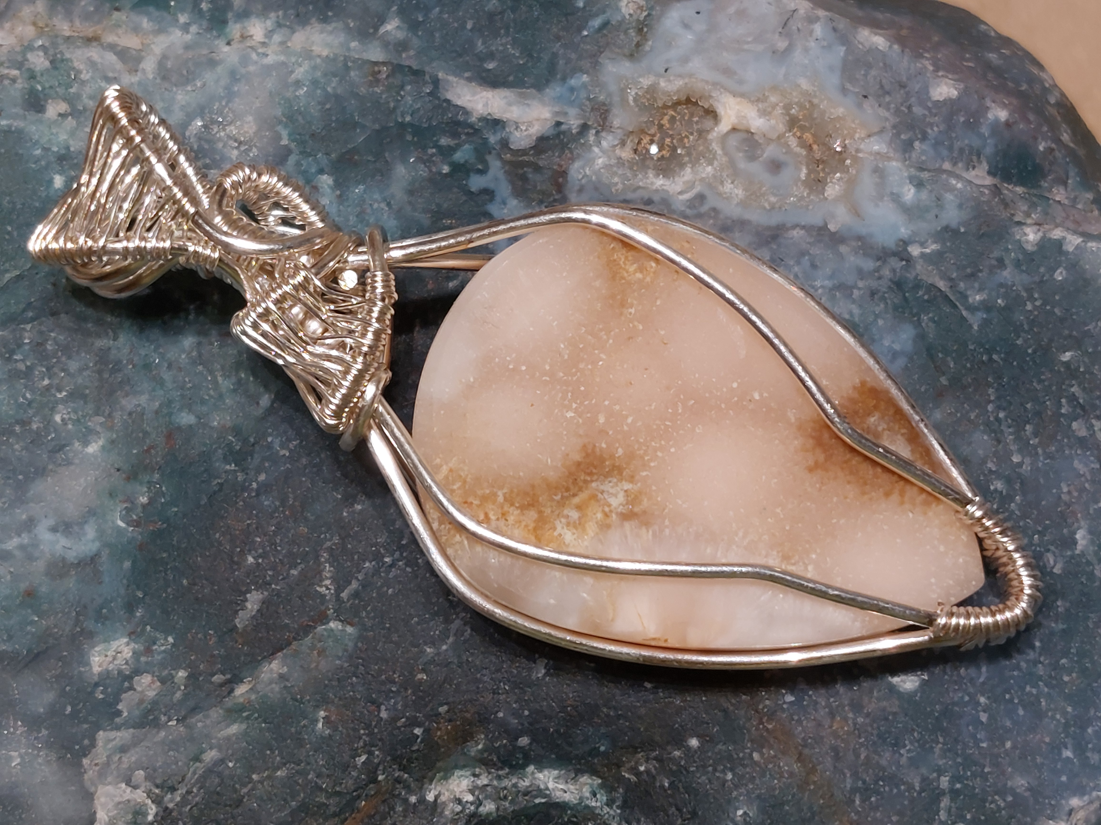 Natroliet hanger in silverfilled draad, gewrapped door Karin Keur