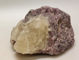 Lepidoliet met roze toermalijn cluster "unicorn stone"