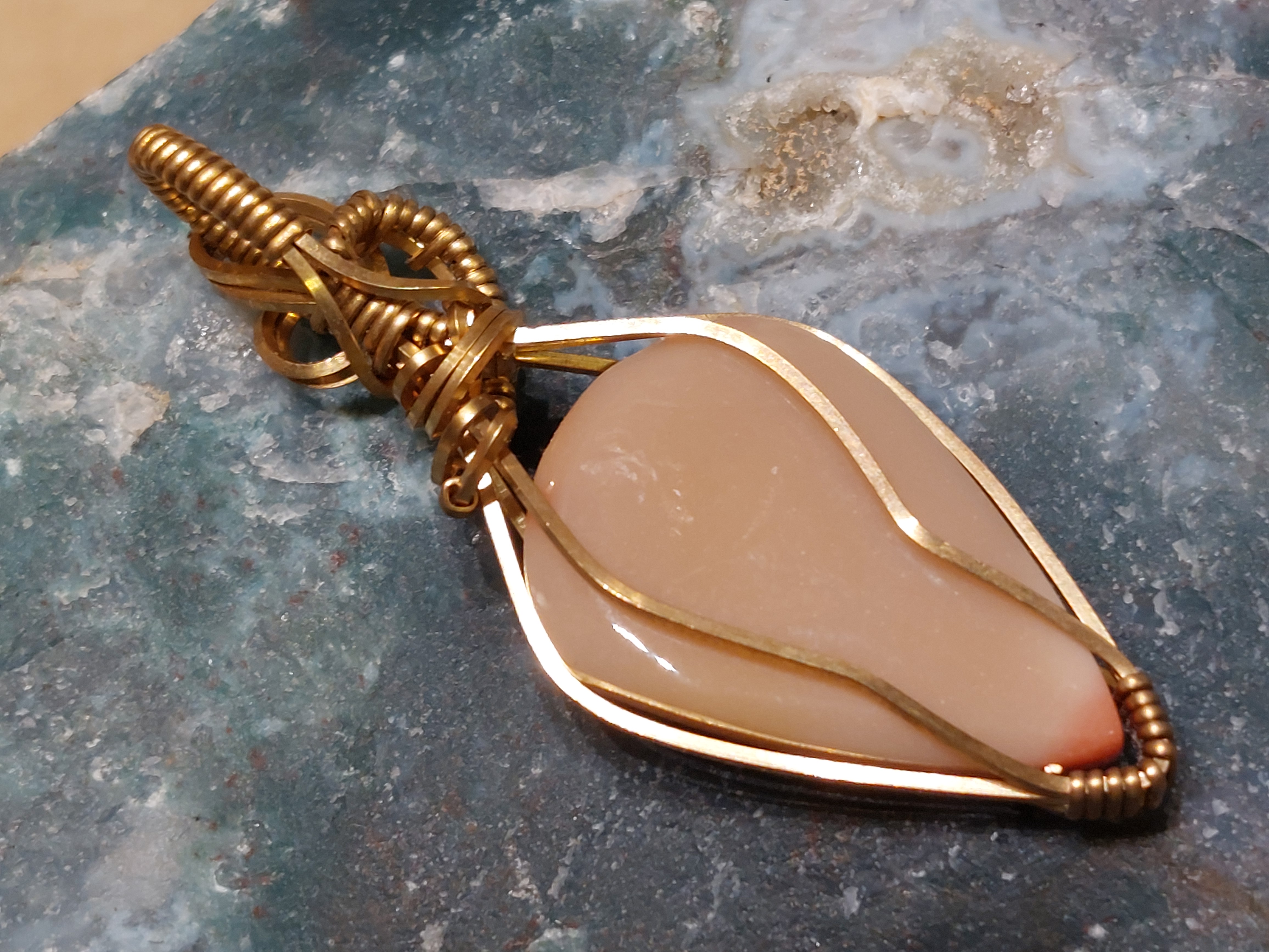 Mookaiet hanger in messing draad, gewrapped door Karin Keur