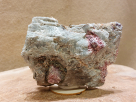 Roze toermalijn in blauwe albiet