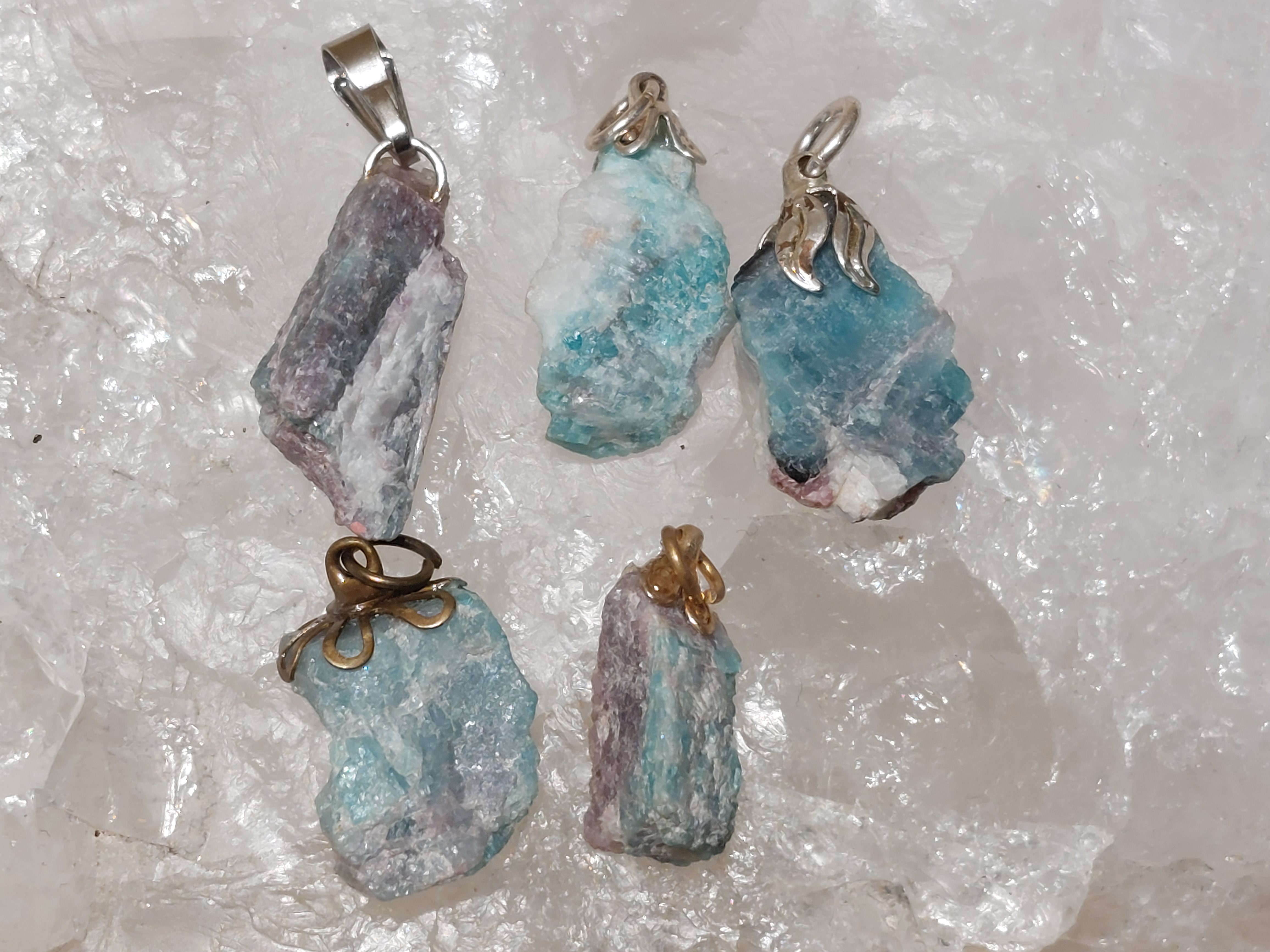 Paraiba toermalijn hanger ruw