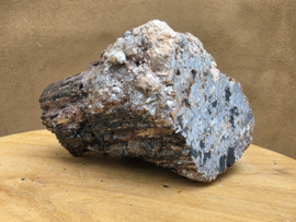 Zwarte toermalijn ruw stuk met gouden mica, hematiet en albiet