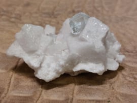 Mangano calciet cluster met 2 kubussen fluoriet, Peru