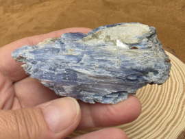 Kyaniet ruw cluster