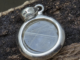 Rutielkwarts hanger in zilver