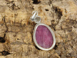 Robijn hanger in zilver met ruwe diamant