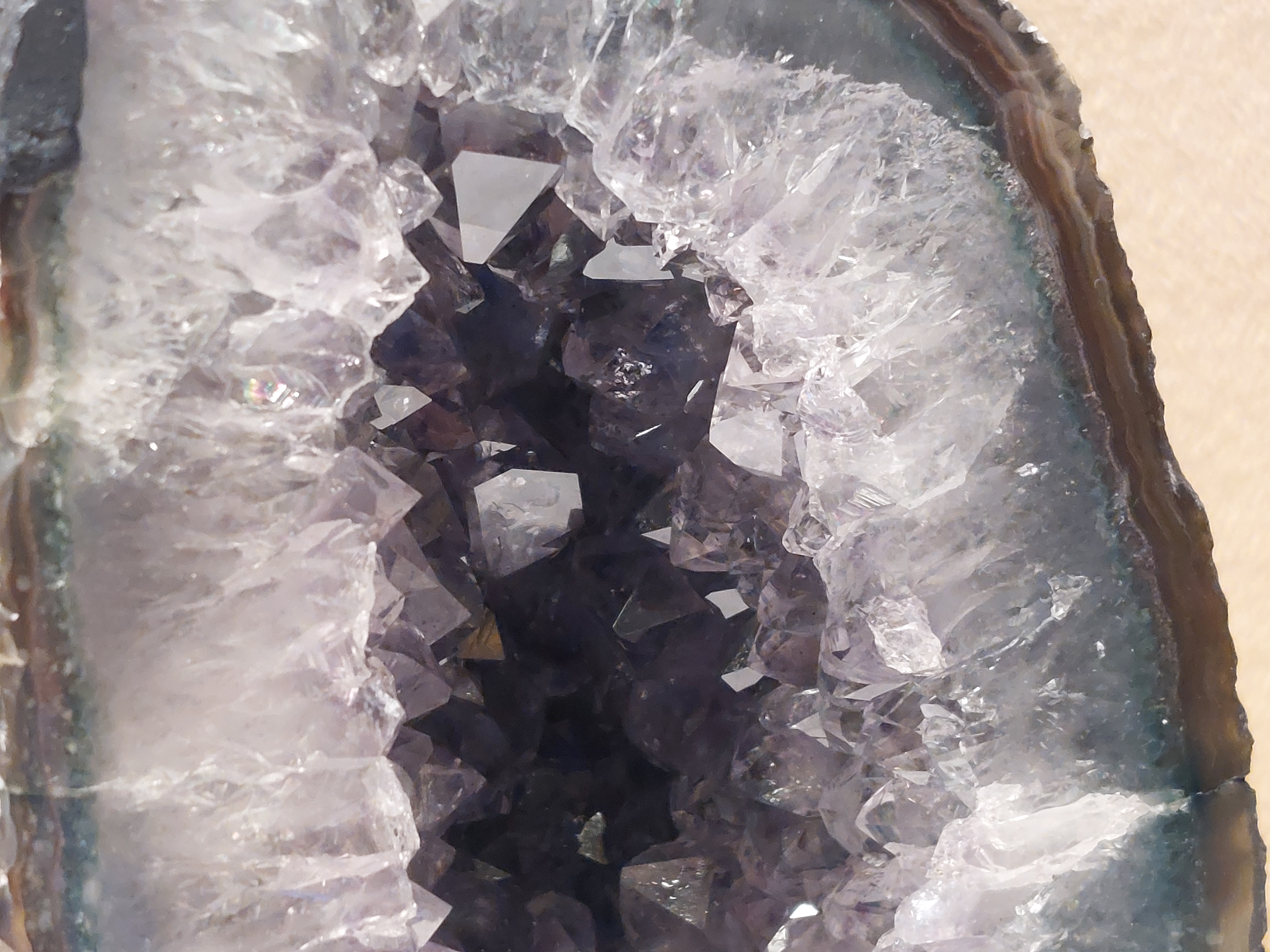 Amethist geode met chlorietinsluitingen