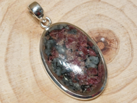 Eudialiet hanger in zilver
