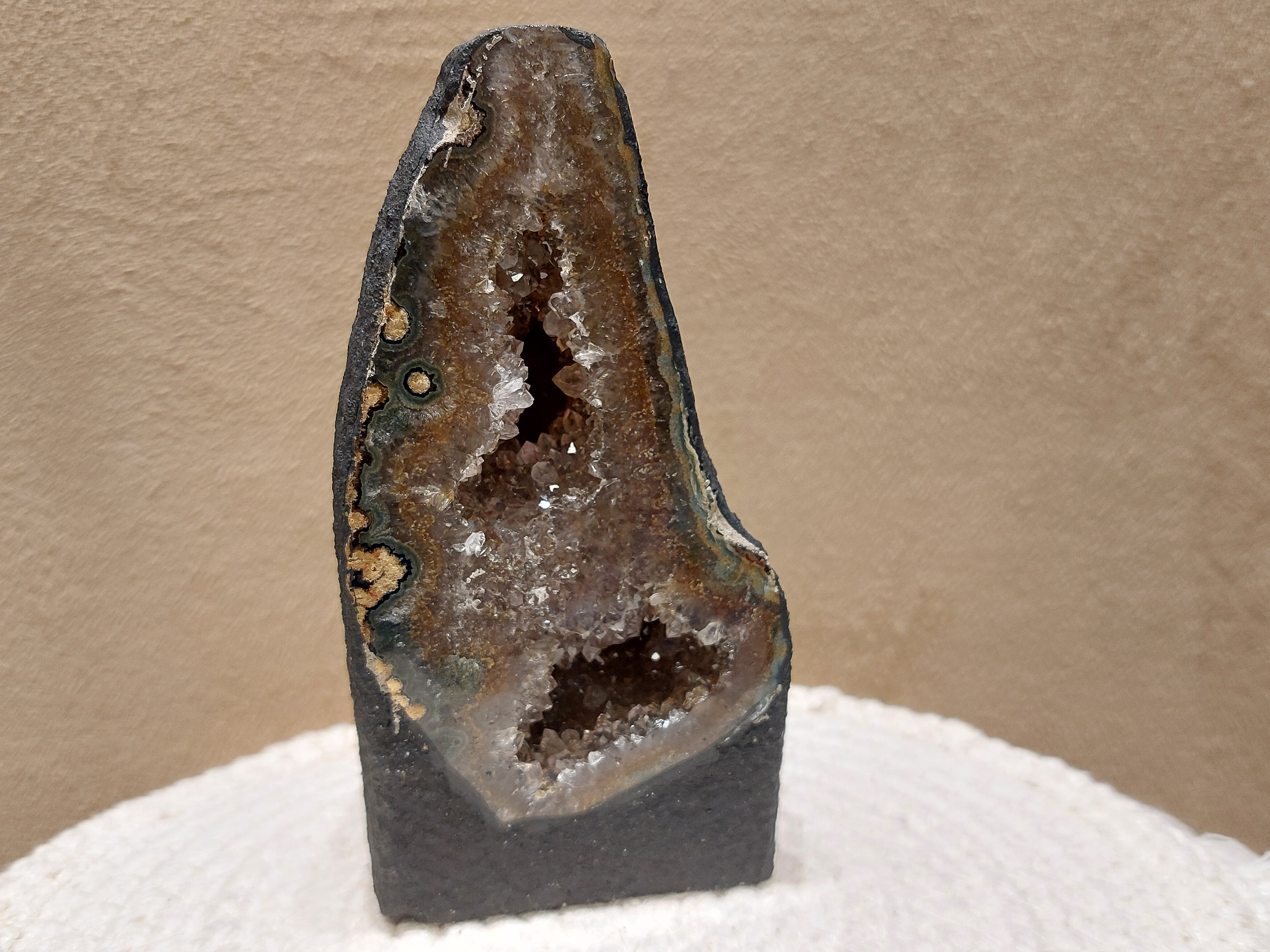 Amethist geode met chlorietinsluitingen