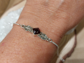 Granaat in zilveren armband