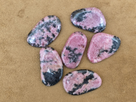 Rhodoniet platte steen