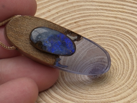 Boulder opaal hanger met walnoot hout en epoxy