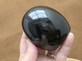 Zwarte toermalijn sculptuur