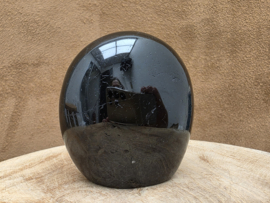 Zwarte toermalijn sculptuur