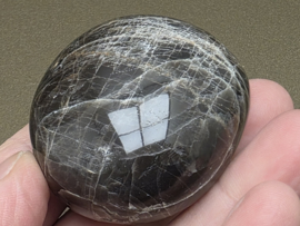 Zwarte maansteen handsteen