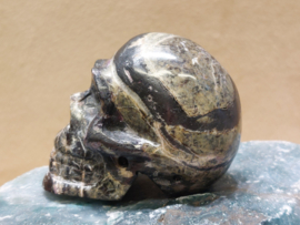 Stichtiet met serpentijn human skull, Australië