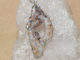 Agaat geode hanger in kneedbaar zilver met amethist