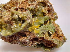 Wulfeniet met groene mimetiet cluster