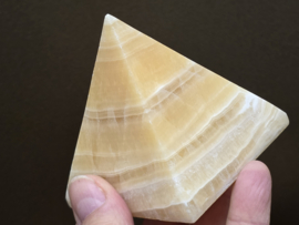 Oranje calciet piramide