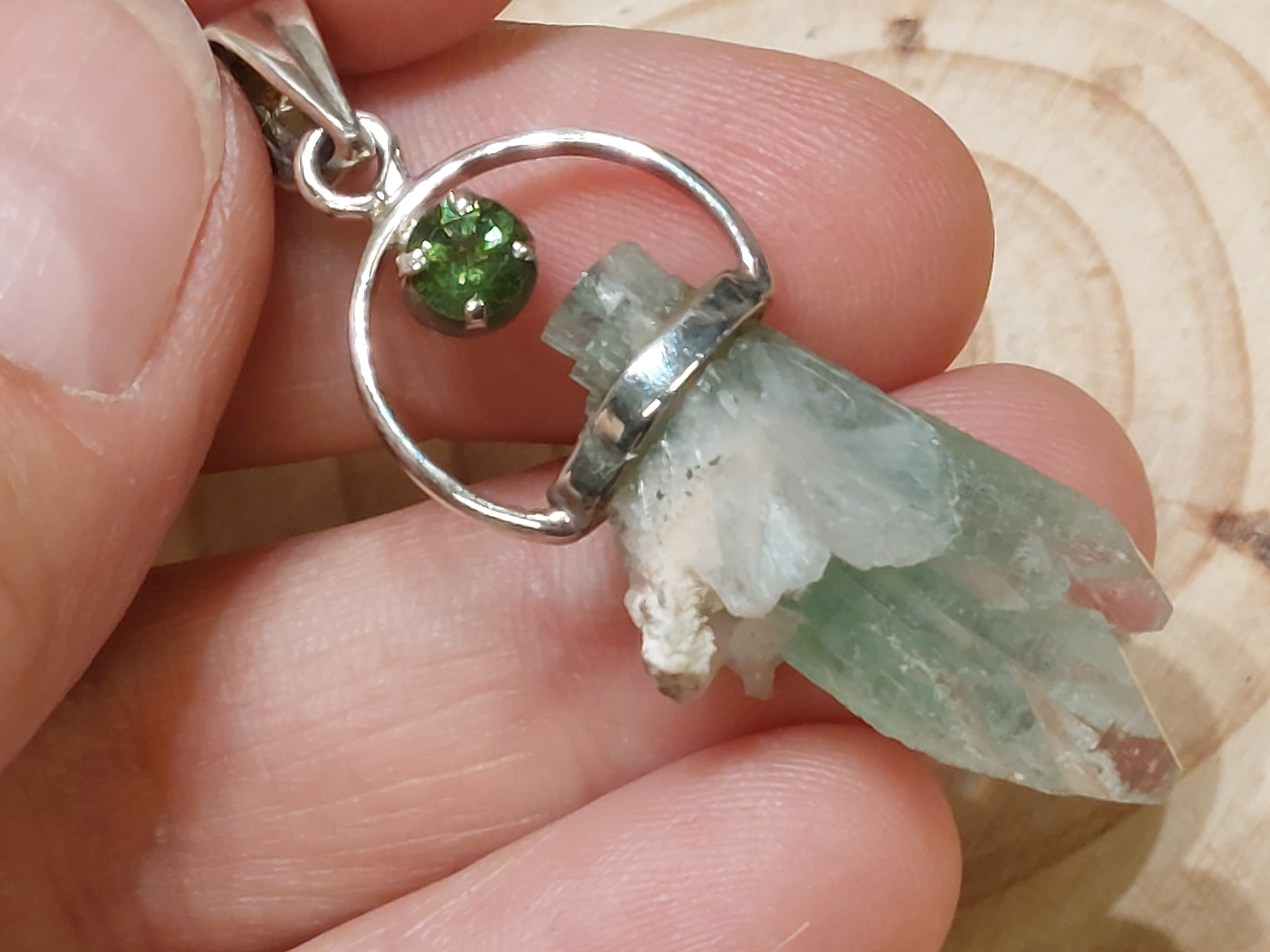 Groene apofylliet hanger in zilver ruw