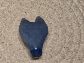 Blauwe kwarts wolf hanger doorboord