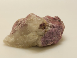 Lepidoliet met roze toermalijn cluster "unicorn stone"