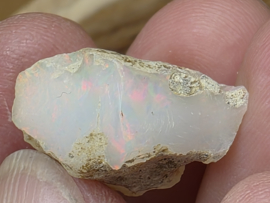 Ethiopisch of welo opaal ruw stukje in doosje met cabochon