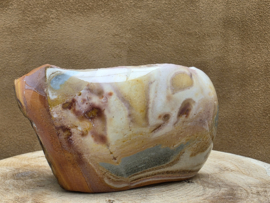 Polychroom jaspis sculptuur halfgepolijst