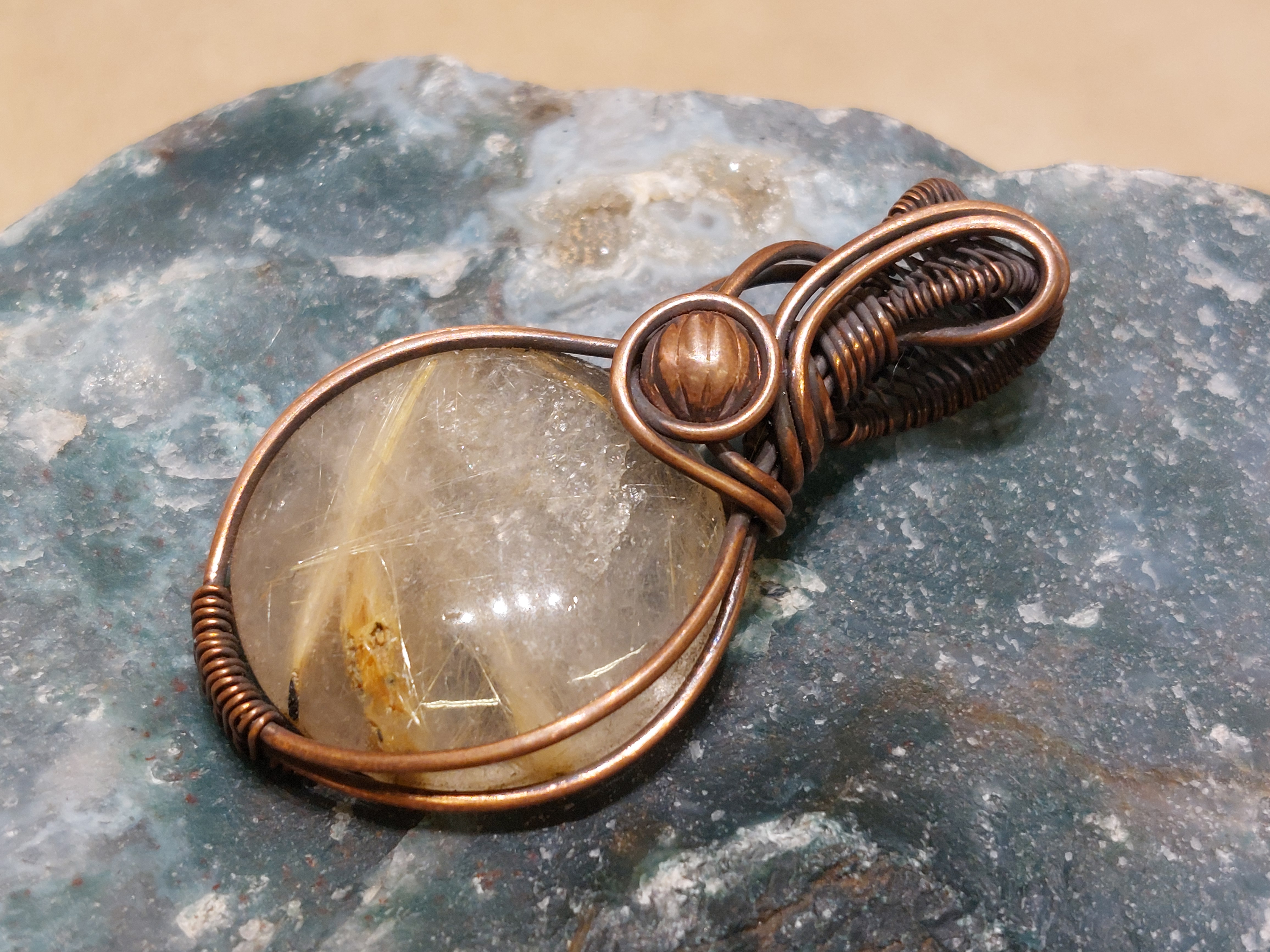 Rutielkwarts hanger in koperdraad, gewrapped door Karin Keur