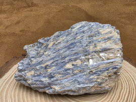 Kyaniet ruw cluster
