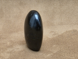 Zwarte toermalijn sculptuur