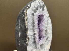 Amethist geode met insluitingen