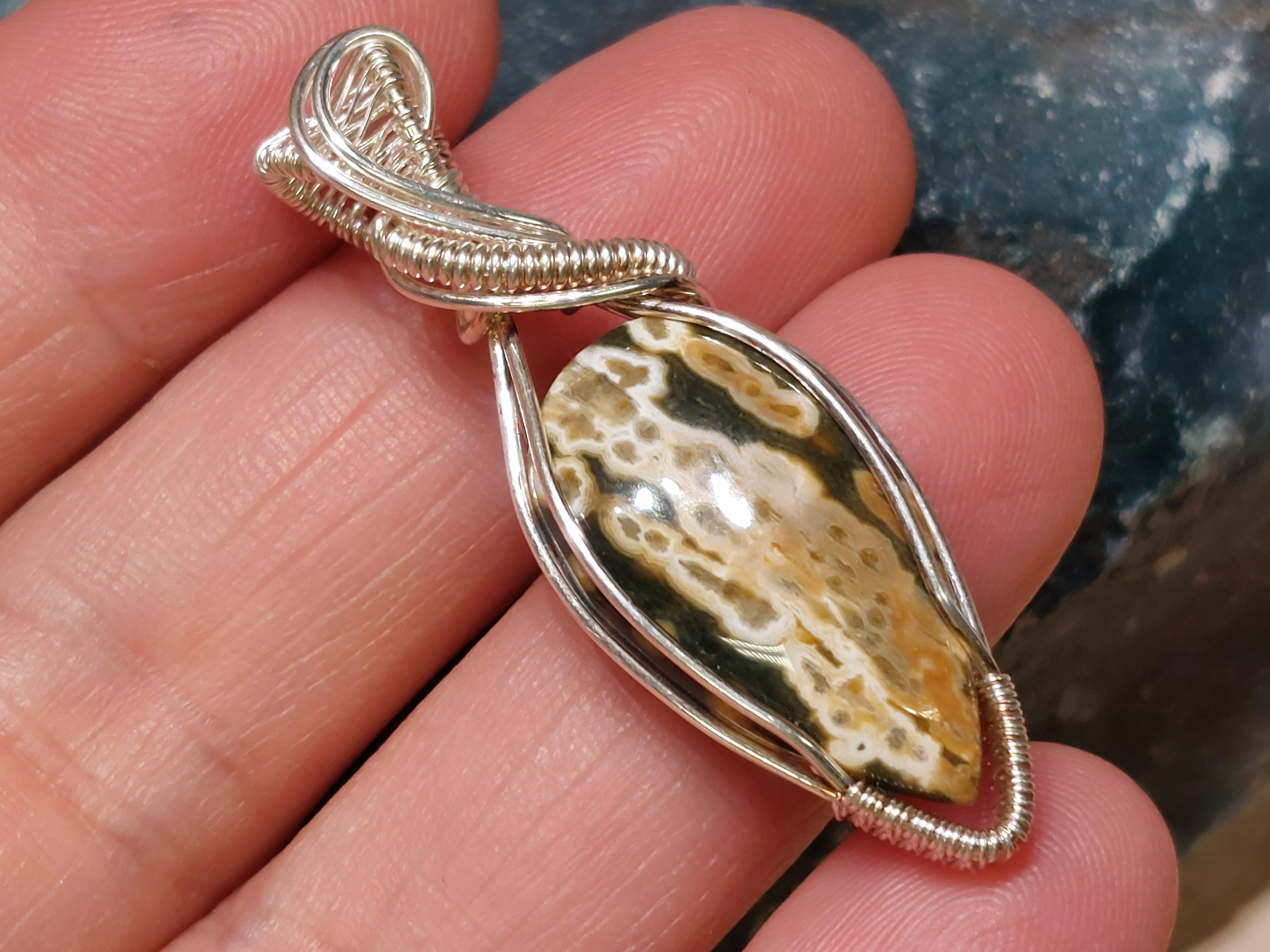 Oceaan jaspis hanger in silverfilled draad, gewrapped door Karin Keur