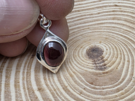 Granaat hanger in zilver