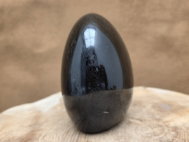 Zwarte toermalijn sculptuur