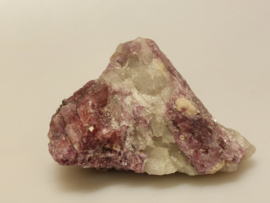 Lepidoliet met roze toermalijn cluster "unicorn stone"