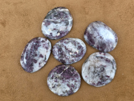 Roze toermalijn in kwarts platte steen