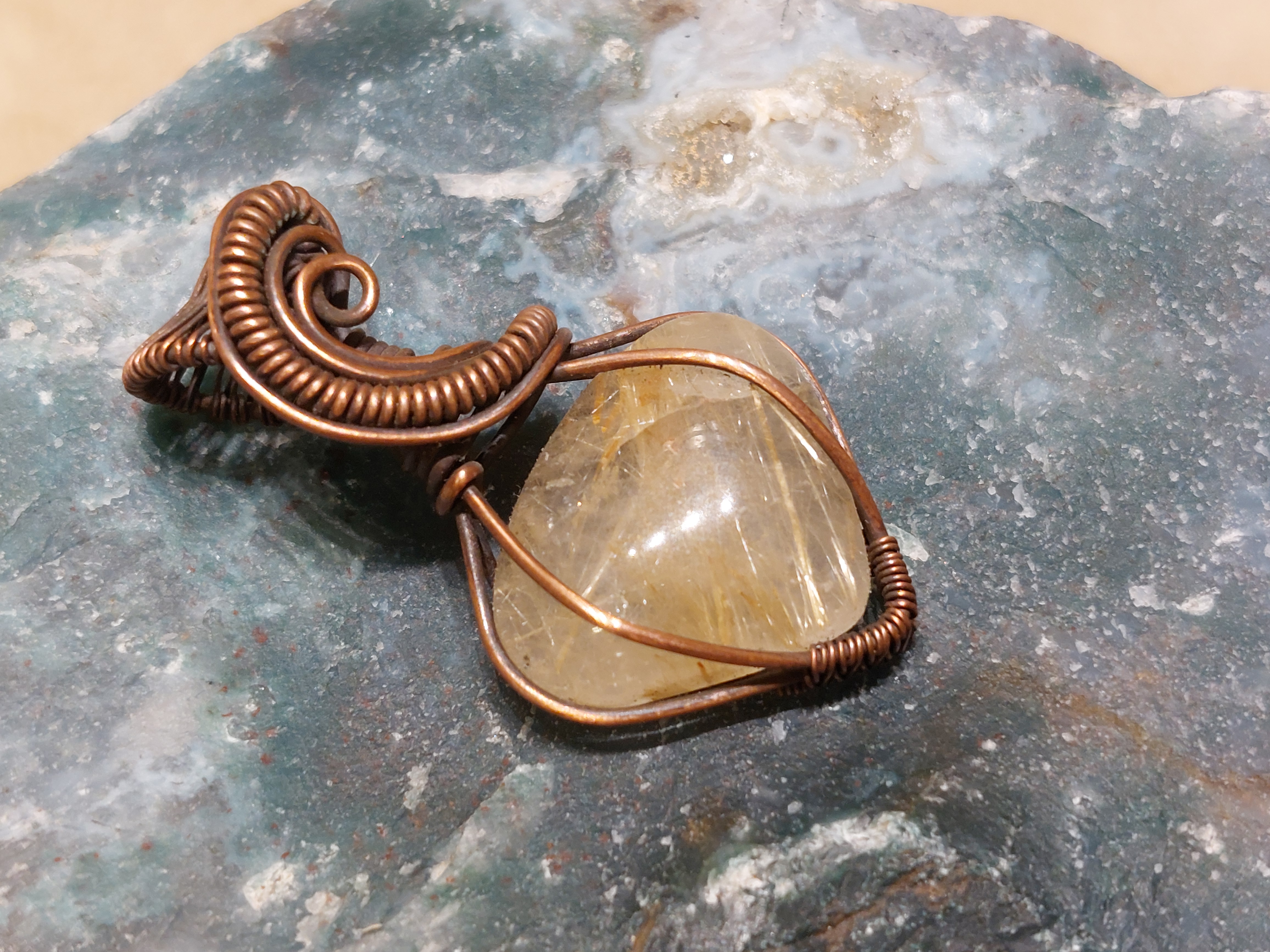 Rutielkwarts hanger in koperdraad, gewrapped door Karin Keur
