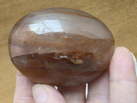 Agnitiet of hematoid kwarts handsteen