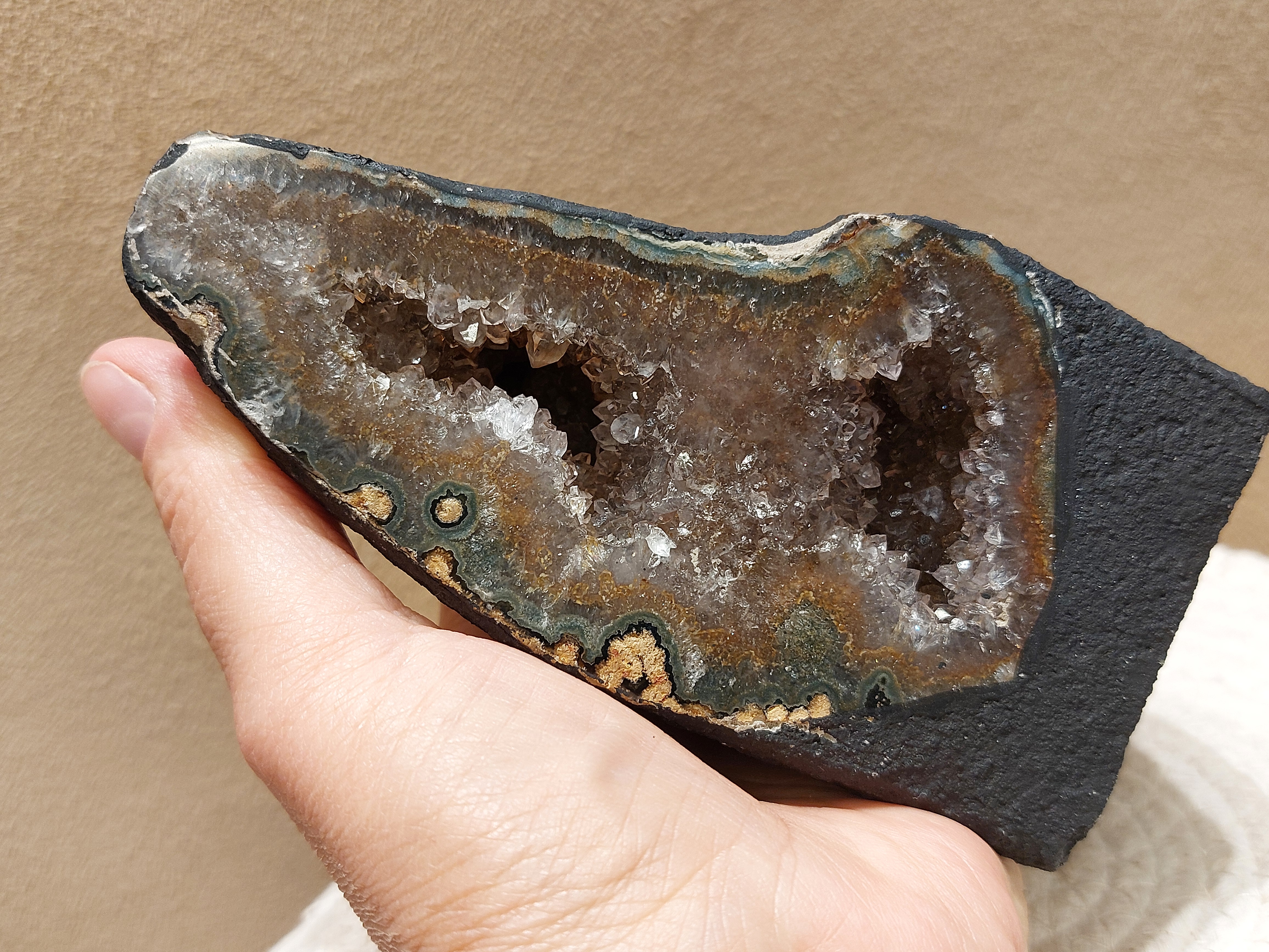 Amethist geode met chlorietinsluitingen