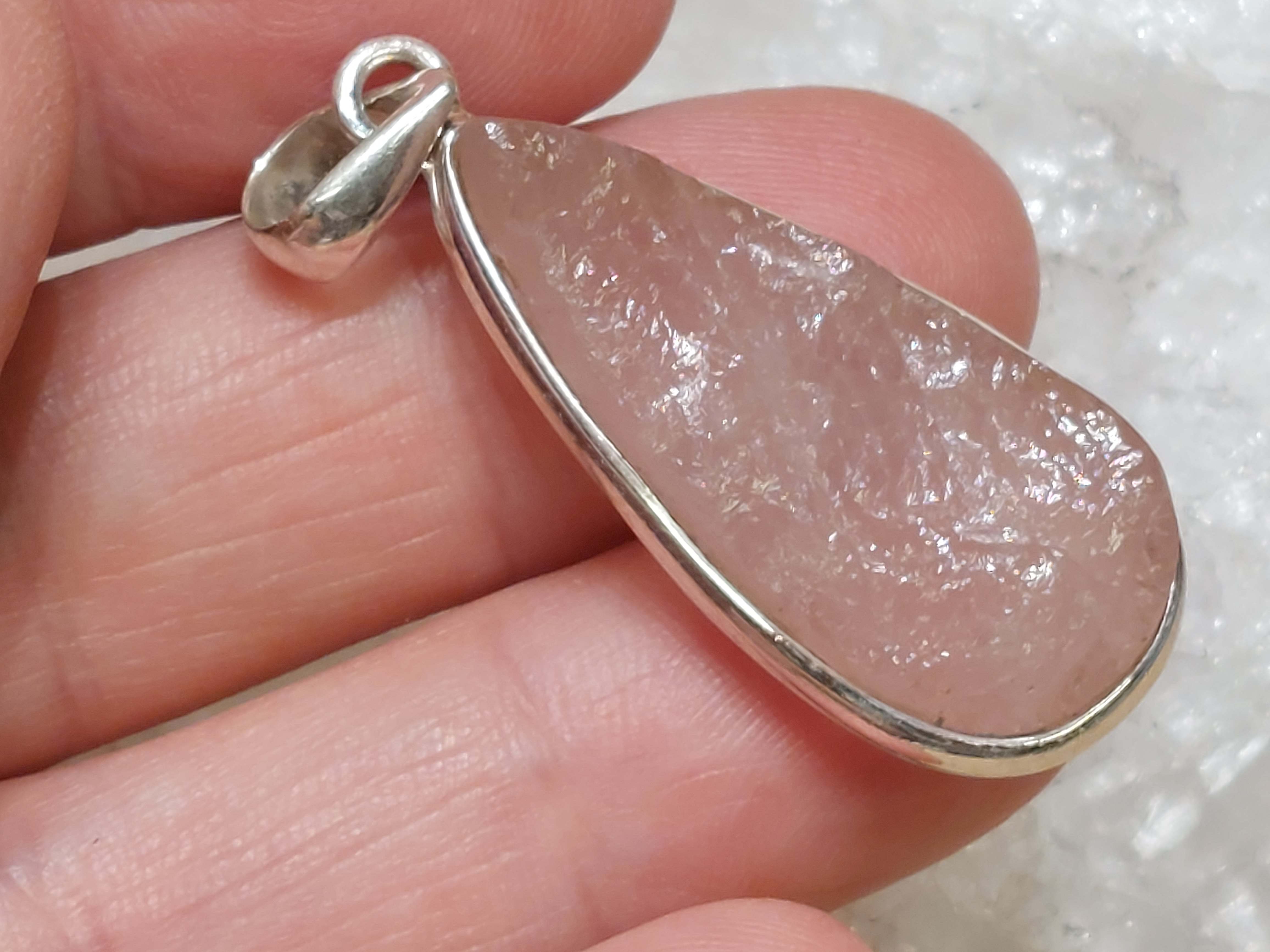 Rozenkwarts hanger in zilver ruw