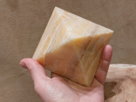 Oranje calciet piramide