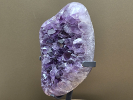 Amethist op standaard uit Brazilië