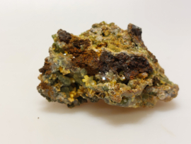 Wulfeniet met groene mimetiet cluster