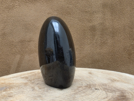 Zwarte toermalijn sculptuur
