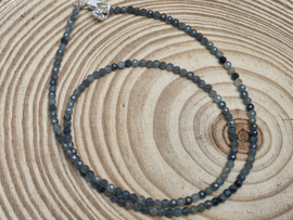 Blauwe toermalijn of indigoliet ketting facet geslepen