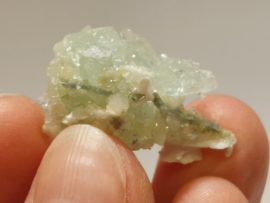 Mordeniet met chalcedoon en apofylliet en stilbiet en gyroliet uit India